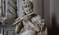 Rzeźba przedstawiająca chłopca grającego na flecie